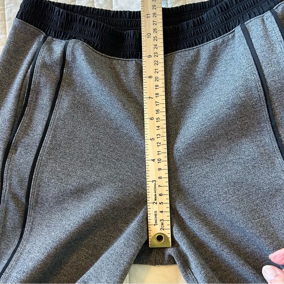 Lululemon Light Strides Cropped Pants. Size 6. - Picture 11 of 12